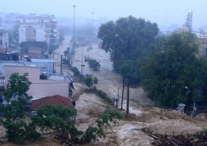 Τρίκαλα: Καταπτώσεις βράχων και απαγόρευση κυκλοφορίας